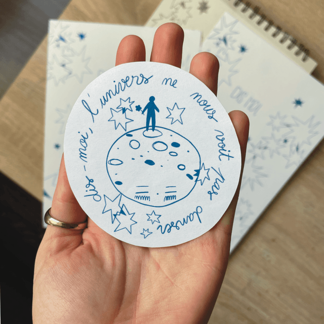 Sticker "L'univers ne nous voit pas danser"
